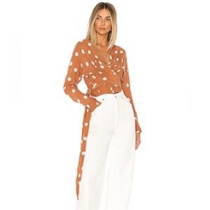 L’ACADEMIE THE LYDIE TOP in Rust & Ivory Polka Dot Size XS Revolve Wrap Top